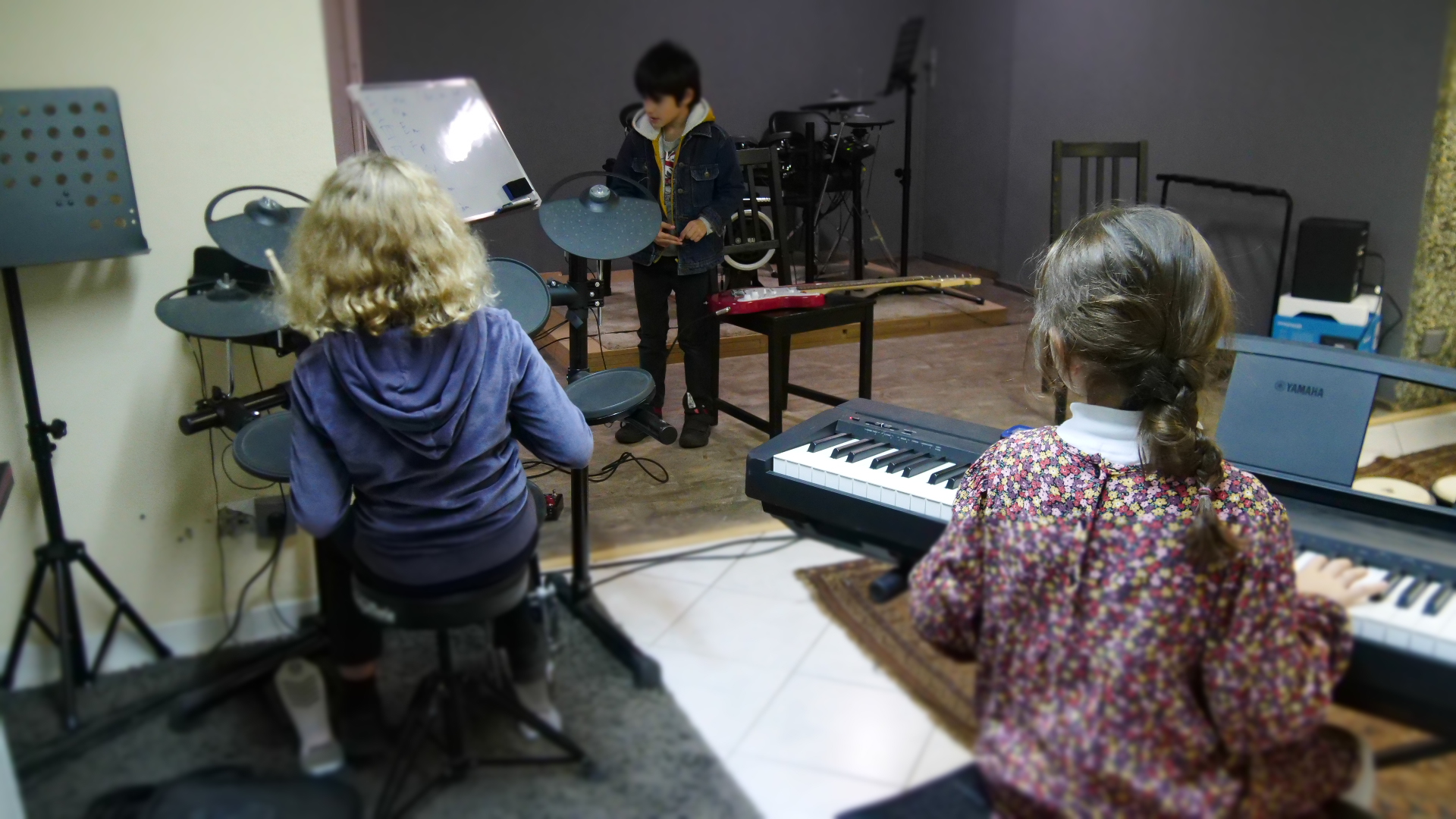 Les enfants s'exercent au piano...
